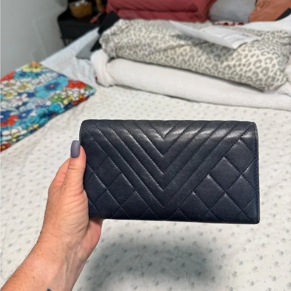 CHANEL Dark Blue Quilted Card Holder - Picture 4 of 11